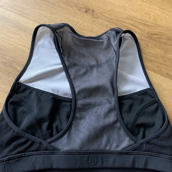 Black high collared sports bra — lulu lemon - Picture 2 of 2